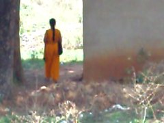 desi lady pissing behind her house 1