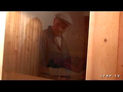 Libertine francaise sodomisee au sauna dans un plan a 3 avec Papy voyeur