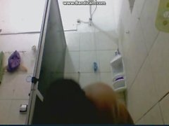 Gordinha puta tomando banho durante a chamada no skype 2