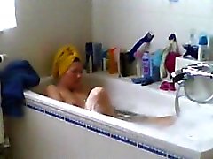 Spied my Mom shaving her pussy in bath